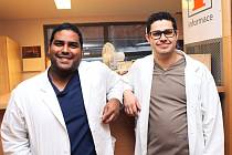 Emanuelle Vargas z Kostariky a Andrés Granados z Venezuely právě zakončili měsíční stáž na neurochirurgické klinice v Masarykově nemocnici v Ústí nad Labem.
