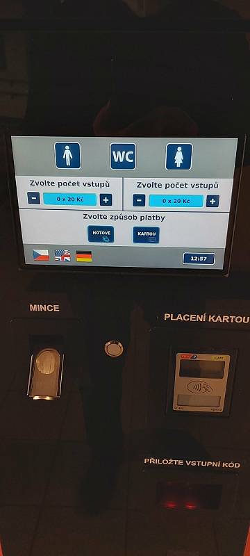 Displej a ovládací prvky mincovníku u toalet na hlavním nádraží v Ústí nad Labem.