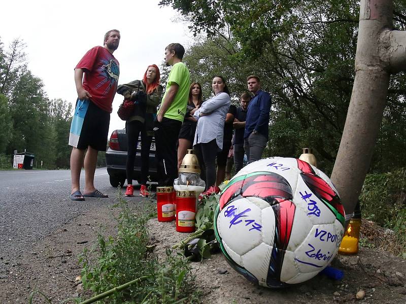 Pietní místo mezi Ústím nad Labem a Chlumcem připomíná středeční tragickou dopravní nehodu.