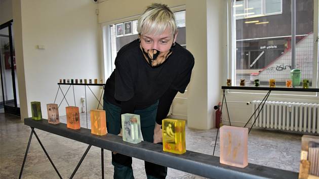 Výstavu v ústeckém Domě umění obdivuje Kateřina Palešníková.