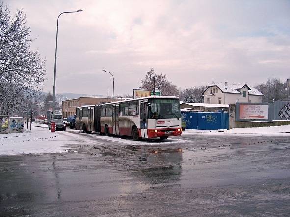 Sníh a ledovka komplikovaly i situaci v MHD. Autobusy a trolejbusy zhruba dvě a půl hodiny nejezdily.