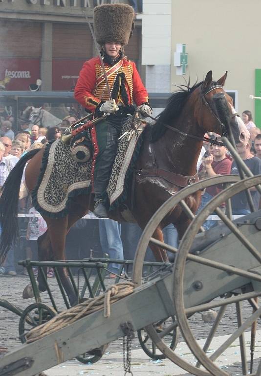 Doslova nacpané Mírové náměstí obsadily historické vojenské jednotky, které předvedly rekonstrukci bojů v době císaře Napoleona. 