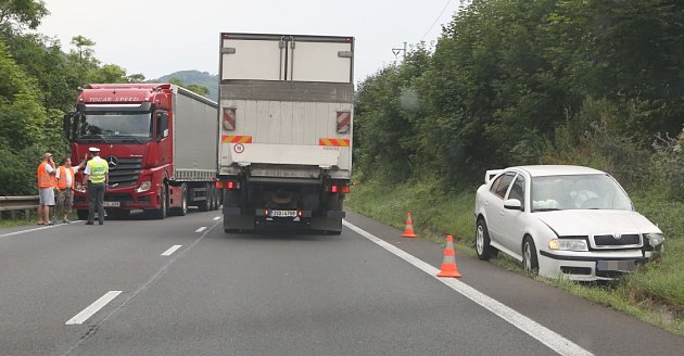 Nehoda kamionů u Dolních Zálezel.