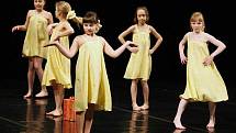 Přehlídka dětských scénických tanců v ústeckém divadle. 