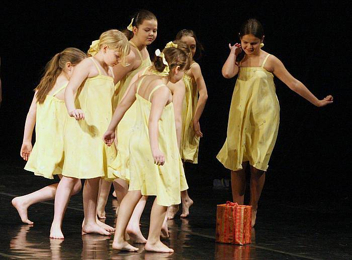 Přehlídka dětských scénických tanců v ústeckém divadle. 