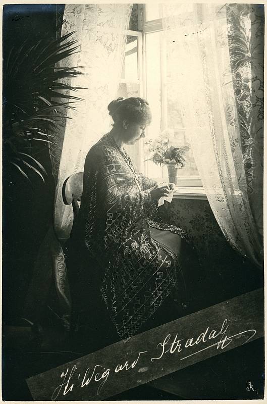 Unikátní Jenatschkeho fotky. Zpěvačka a spisovatelka Hildegarda Stradalová z Krásné Lípy v roce 1916