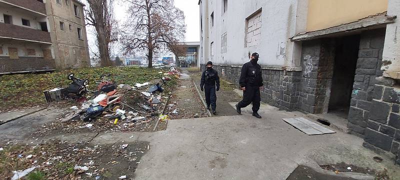 Bezdomovci a vandalové ničí opuštěné činžáky v ústecké Matiční ulici, symbolu špatného soužití Čechů a Romů v celé Evropě.