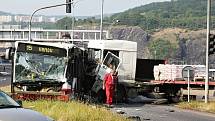 Nehoda autobusu a nákladního vozu na křižovatce pod Větruší v Ústí