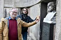 Mýdlo s jelenem pokládají u hrobu Johanna Schichta muzejníci z Ústí a další patrioté již nějaký ten pátek. Nezapomněli na to ani letos. Sešly se tři desítky lidí.
