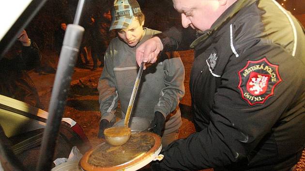 Vedení ústecké městské policie se rozhodlo nenechat lidi bez domova v tuhých mrazech osudu a rozváží mezi ně teplou polévku a čaj.