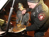 Vedení ústecké městské policie se rozhodlo nenechat lidi bez domova v tuhých mrazech osudu a rozváží mezi ně teplou polévku a čaj.