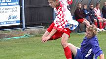 Fotbalisté rezervy Velkého Března doma porazili Malé Březno (modří) vysoko 5:1.