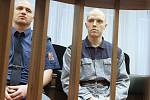David Černý, šestadvacetiletý muž z Teplic – Trnovan, byl v pondělí před devátou hodinou ranní vězeňskou eskortou přiveden před trestní senát ústeckého krajského soudu.