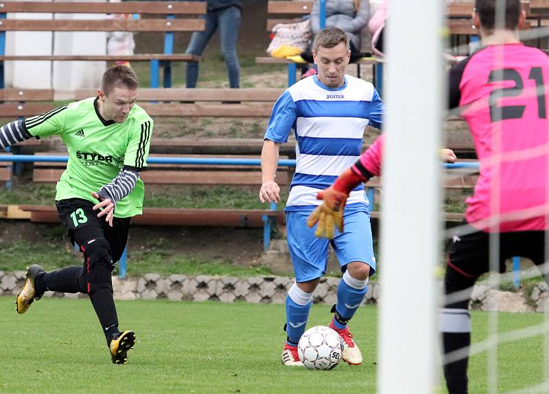 Fotbalisté Chlumce (bílomodří) porazili v utkání I. B třídy Svádov 3:2. Foto: Deník/Rudolf Hoffmann