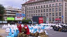 V Ústí nad Labem ve čtvrtek 14. srpna zaplavila voda z Labe celou přístavní ulici. Snímky jsou také z centra města, kde se lidé připravovali na povodeň naplňováním pytlů s pískem.