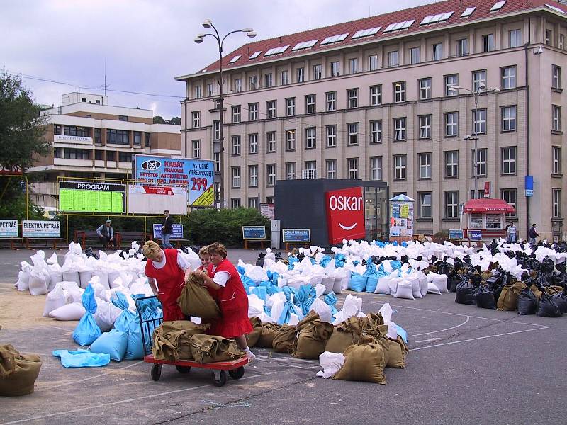 V Ústí nad Labem ve čtvrtek 14. srpna zaplavila voda z Labe celou přístavní ulici. Snímky jsou také z centra města, kde se lidé připravovali na povodeň naplňováním pytlů s pískem.