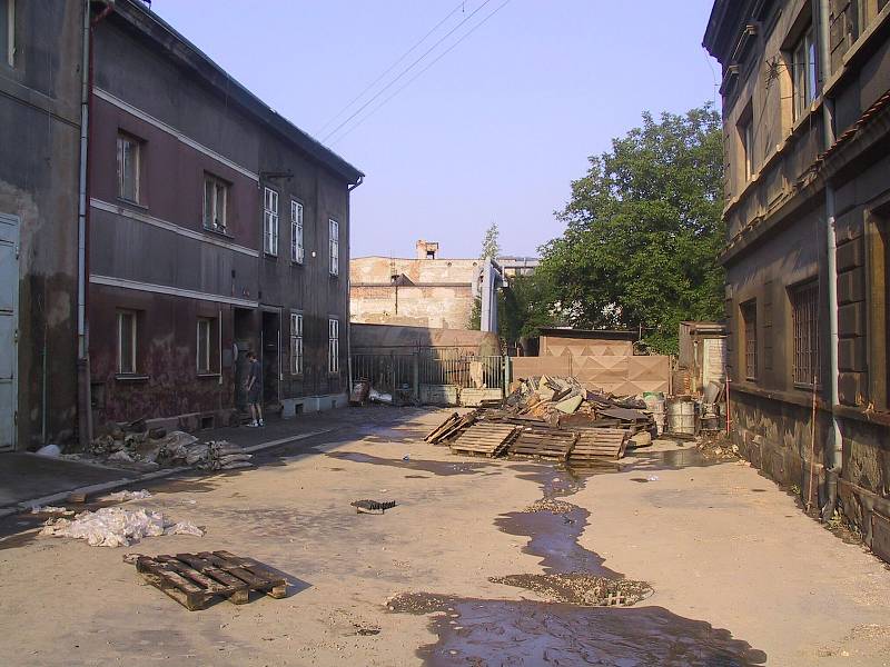 V ulici Křižíkova v Krásném Březně začali lidé v úterý 20. srpna 2002 následky povodní.