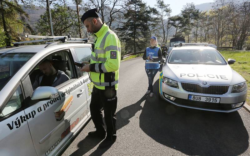 Dopravně bezpečnostní akce probíhala ve středu 17. dubna v Ústí nad Labem - Vaňově. Dopravní policisté rozdávali střízlivým řidičům nealko pivo.