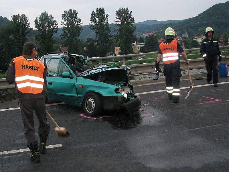 Vysoká rychlost a nesprávný způsob jízdy, to jsou hlavní příčiny smrtelné středeční dopravní nehody.