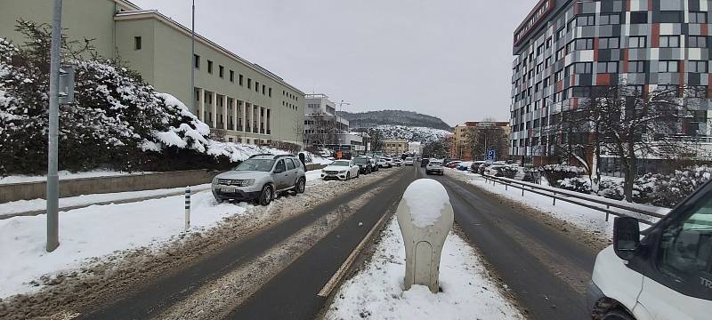 Ústí nad Labem, zasněžené chodníky, kluzké silnice