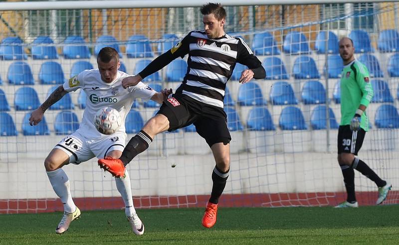 Ústečtí fotbalisté (bílé dresy) doma remizovali s Českými Budějovicemi 0:0.