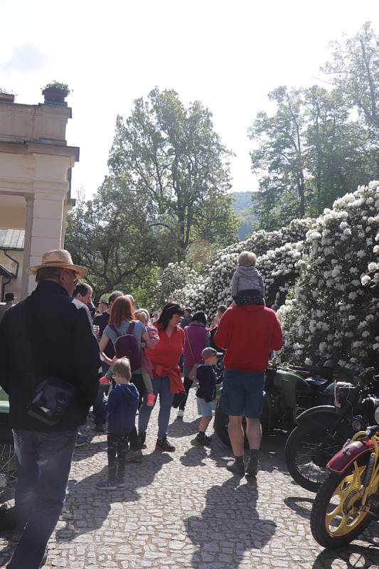 Na zámku ve Velkém Březně se jel závod historických vozidel a motocyklů o Pohár hraběte Chotka.