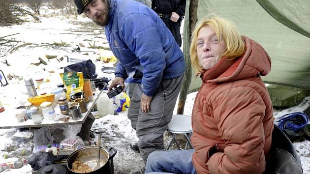 V Ústí začnou v mrazech strážníci bezdomovcům rozvážet teplé jídlo a pití. Při kontrolách se přitom více zaměří na lokality, kde se bezdomovci zdržují. Chtějí tak předejít tomu, aby umrzli. Na snímku jsou bezdomovci nedaleko Habrovického rybníka.