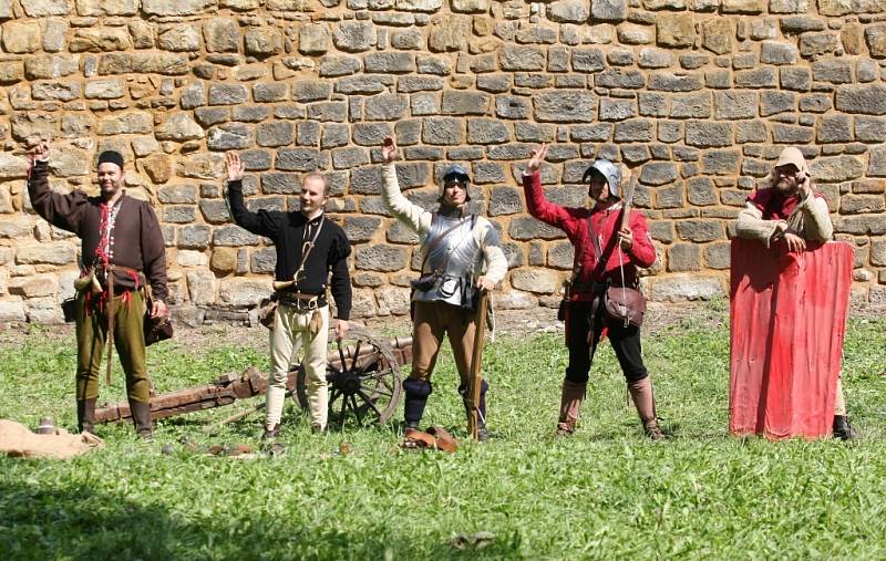 Děti a dospělí zájemci o historii a vojenství se těší na další bitvu na Vodním hradu v Budyni nad Ohří. Ale uvidí nejen ji skupiny z Česka i ze zahraničí ukáží i život v ležení, chybět nebude středověké tržiště. Snímky jsou z akce v roce 2013.