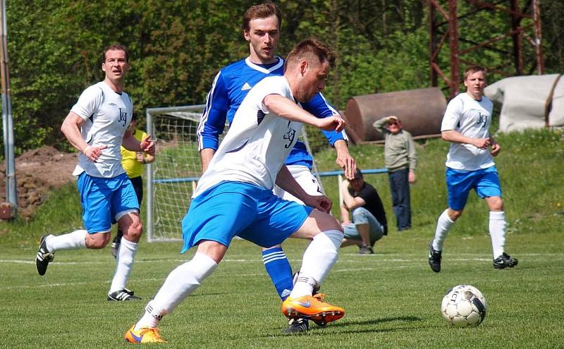 Fotbalisté Chuderova (bílé dresy) zvítězili v Chabařovicích po přestřelce 5:4. 