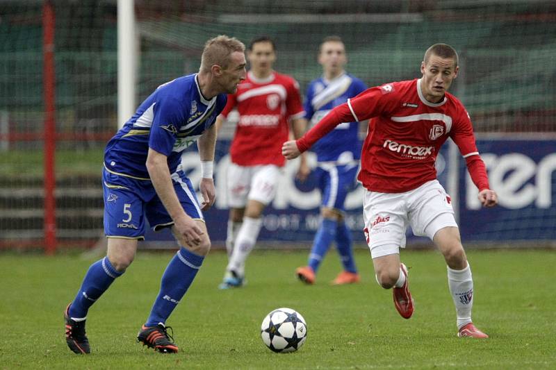 Ústečtí fotbalisté (modří) zvítězili v Pardubicích 1:0. 