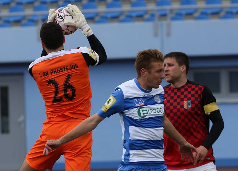 Ústečtí fotbalisté (modro-bílí) doma porazili Prostějov 3:0.