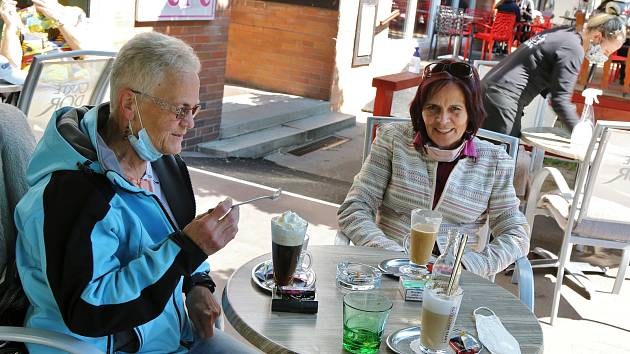 Předzahrádky ústeckých restaurací pomalu ale jistě ožívají a opět vítají své zákazníky.