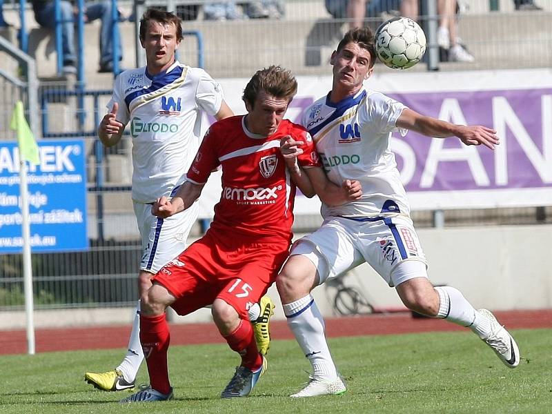 Ústečtí fotbalisté (bílí) doma prohráli s Pardubicemi 0:1. 