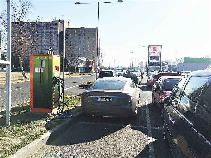 Co se počtu dobití elektromobilů u stojanů ČEZ týče, na druhém místě skončila stanice u Kauflandu v Mostě s 10 605,10 kWh a 656 odběry.