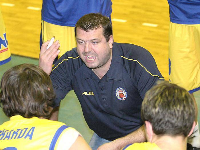 I v další sezoně povede společně s Vratislavem Stavělem ústecké basketbalisty Dominik Feštr. 