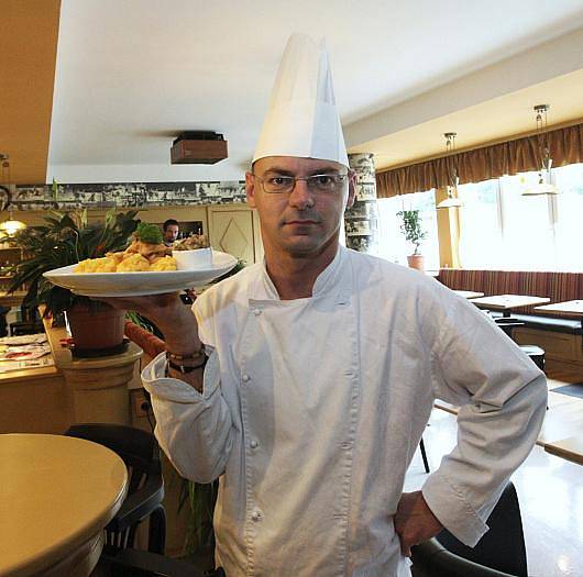 Fotoreportér Deníku oblékl bílou zástěru a na jeden den se stal kuchařem a vařil pokrmy ve zbrusu nové restauraci v areálu litvínovského zimního stadionu.