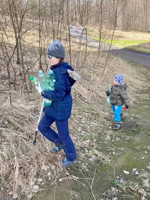 V okolí Libouchce se zapojili dobrovolníci do akce Ukliďme Česko.