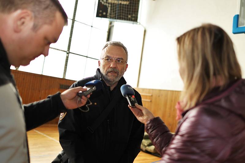 Příprava tělocvičny kolejí UJEP na příchod ukrajinských uprchlíků.