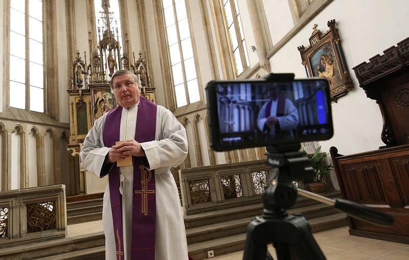 Velikonoce v církvi ovlivňuje koronavir. Proto velkopáteční obřady probíhají formou videopřenosu. Věřící sledují, co se v kostele děje, v počítači a nebo na mobilním telefonu.