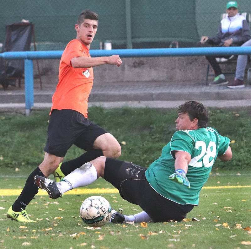 Fotbalisté Velkého Března B (v modrém) doma porazili Povrly 4:1.