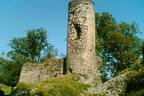 Už jen torzo hradu připomíná kdysi slavnou éru pánů z Rýzmburka.