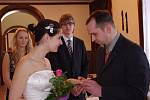 Snoubenci Pavel Sokol a Lucie Lapková si přišli říci své „Ano“ a dát si své první manželské políbení v sobotu 23. 3. 2013 ve 13.30 hodin do ústecké obřadní síně ve vile Ignaze Petschka.