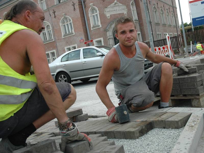 Stavba trolejbusového obratiště.