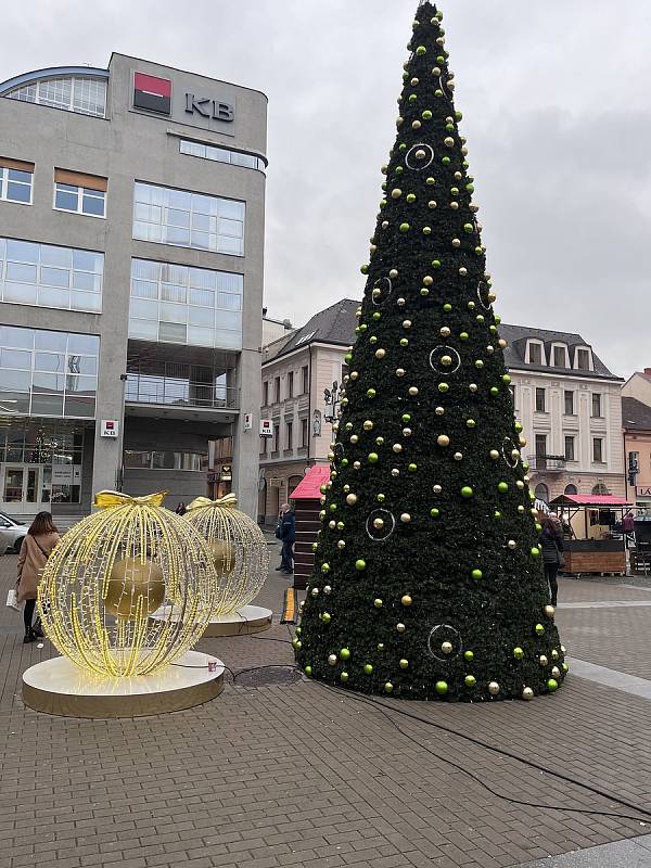 Ústecká obchodní centra už se připravila na předvánoční shon. Ústečané ale zatím příliš nadšením nehýří. Drtí je starosti a drahota.