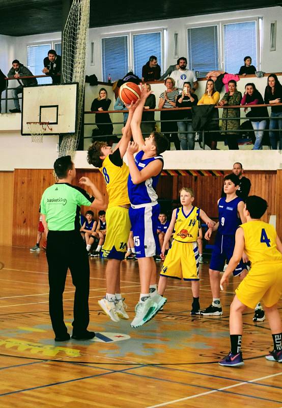 Basketbalové derby mezi Slunetou Ústí nad Labem a Děčínem v extralize žáků U14 skončilo vítězstvím domácích 76:60.