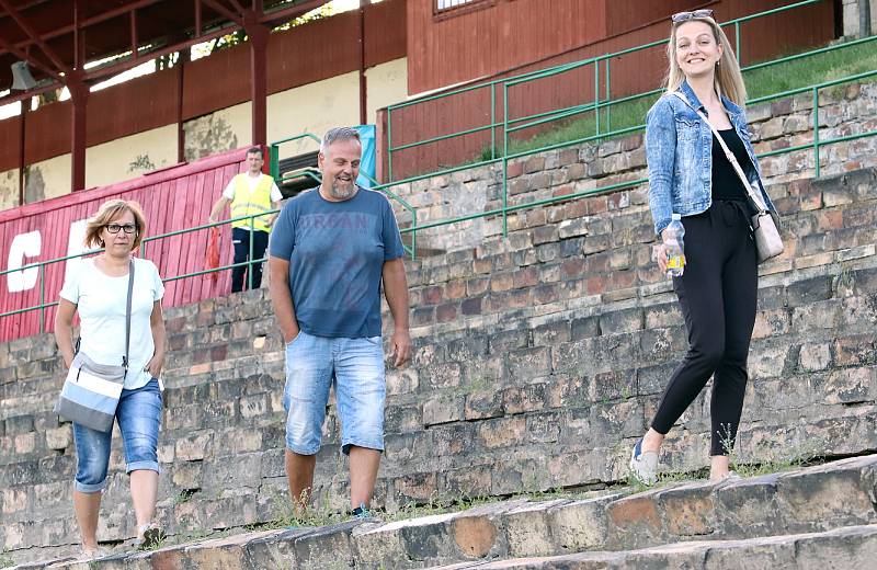 I.A třída. Ústecké městské derby Neštěmice (bíločervení) - Mojžíř (černí) skončilo remízou 2:2, na penalty zvítězilo mužstvo Neštěmic.