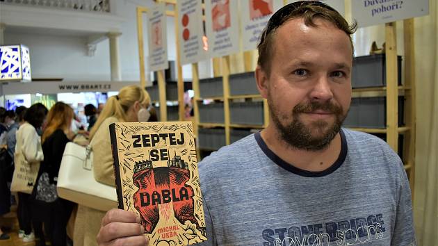 Michal Vrba s novou knihou Zeptej se ďábla na veletrhu Svět knihy.