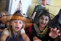Prvňáci ze ZŠ Povrly a jejich mladší kamarádi ze školky se na čarodějnice hodně těšili. V kostýmech byli i ve škole