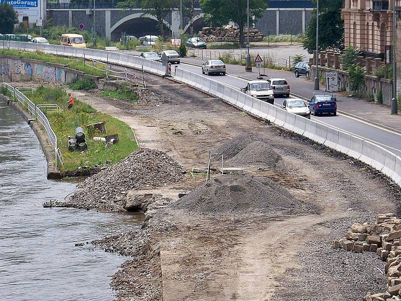 30. června 2009: Stavba protipovodňové vany je zastavena, nákladní automobily ji zasypávají štěrkem.