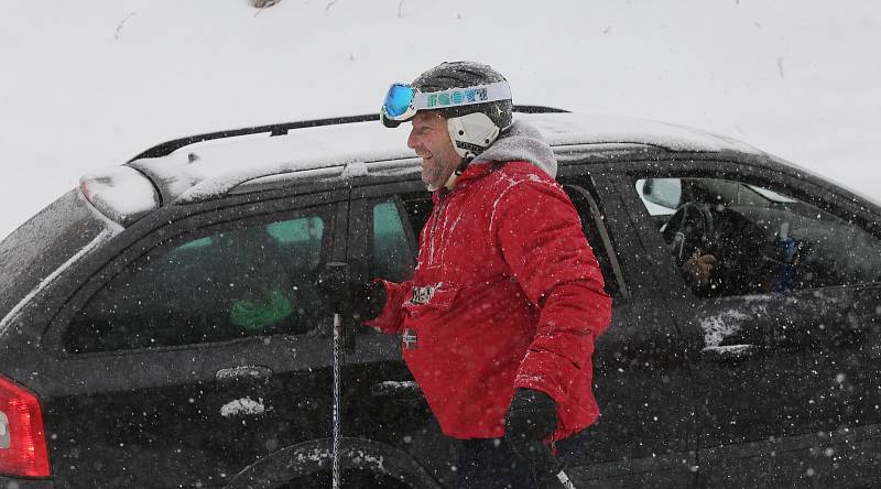 Pokus o spuštění vleků a lanovky nevyšel. Policie podle nařízení vlády o šíření koronaviru spuštění zakázala. Lidé proto vyrazili na sjezdovky po svých, jen počasí nepřálo, hustě sněžilo a foukal ledový vítr.